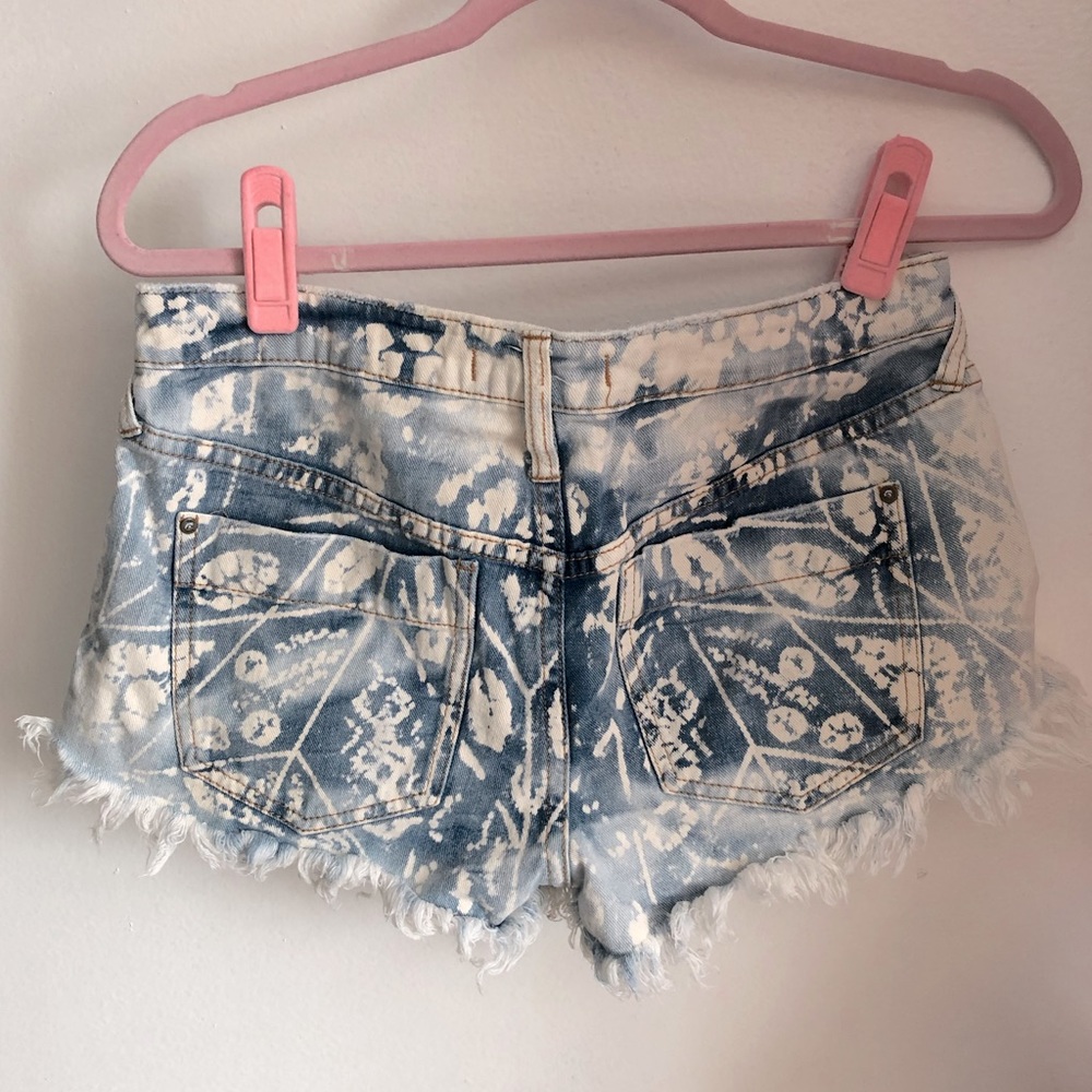 LAST CHANCE SALE! Free People Batik Frayed Printed Jean Shorts Size 27 - Picture 2 of 6
